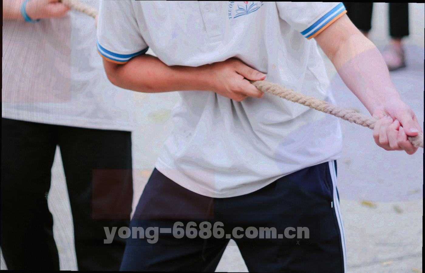 射门瞬间的定格画面，只保留足球与球门框架，场上球员为虚化剪影